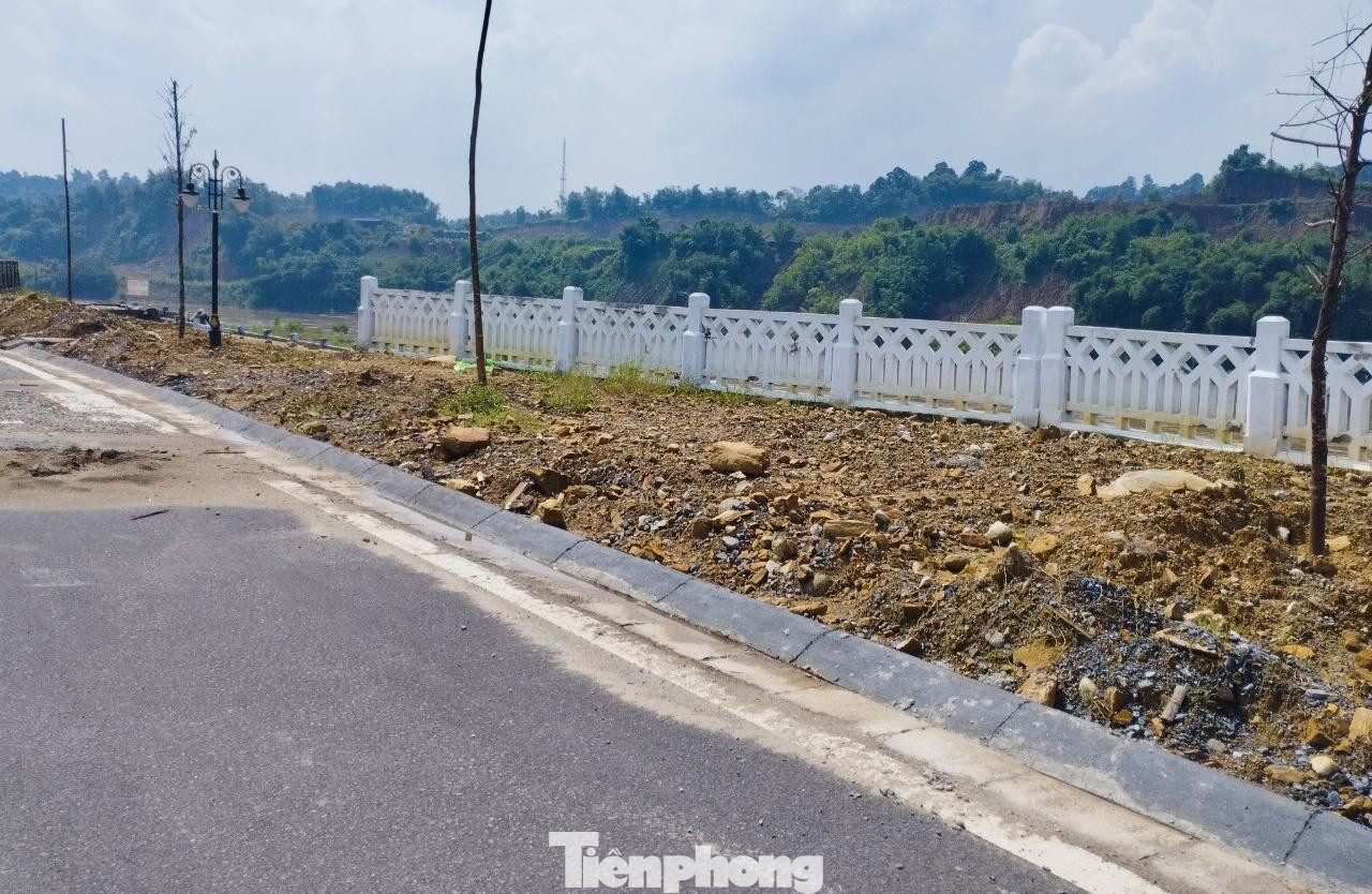 Dự án Kè sông Hồng, di dân bố trí tái định cư khu vực Cánh Chín (xã Vạn Hòa, thành phố Lào Cai) giảm trừ giá trị hợp đồng 317,2 triệu đồng.