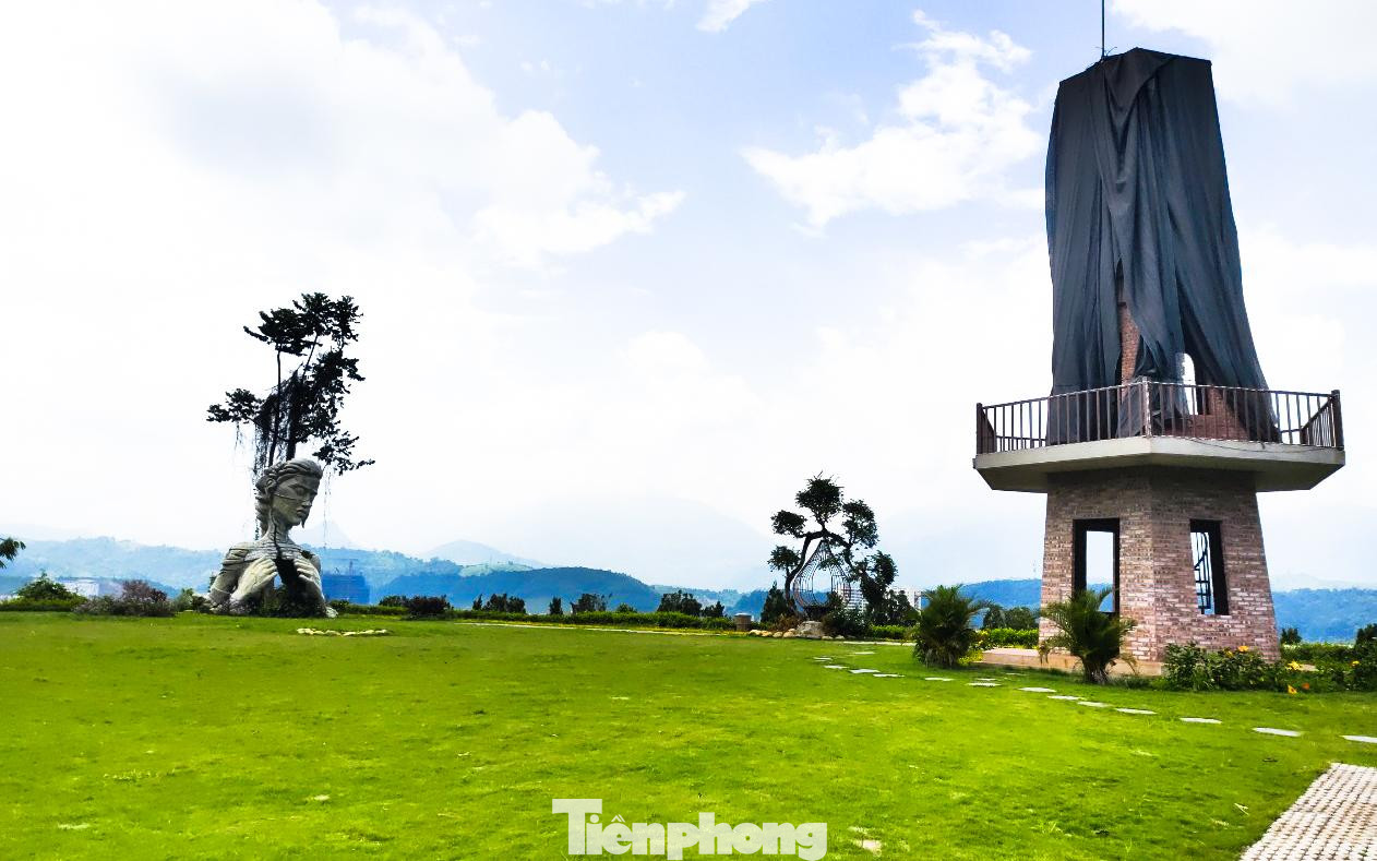 Hàng loạt công trình tự ý xây dựng trên đất rừng sản xuất. Hàng loạt công trình tự ý xây dựng trên đất rừng sản xuất.