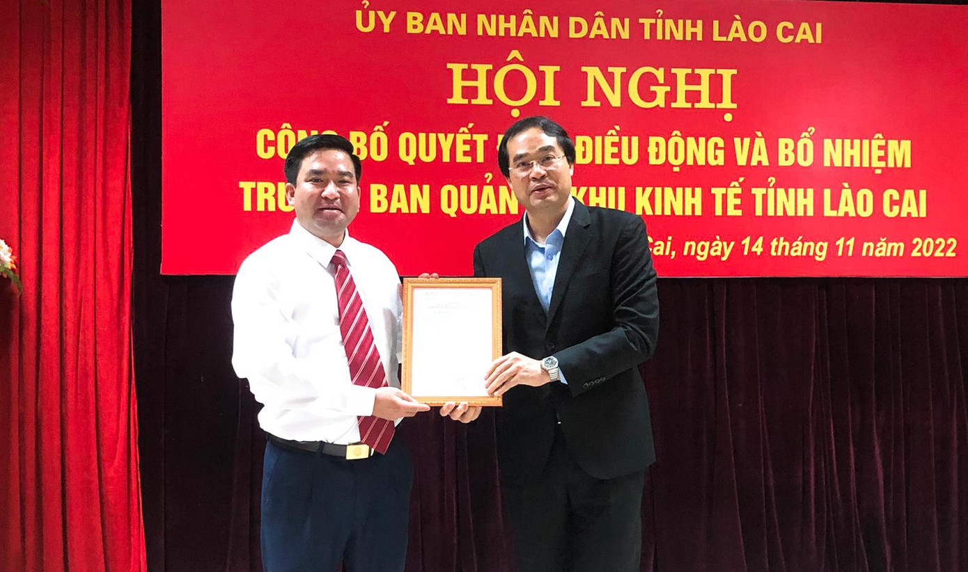 Chủ tịch UBND tỉnh Lào Cai Trịnh Xuân Trường (phải) trao quyết định cho ông Vương Trinh Quốc.