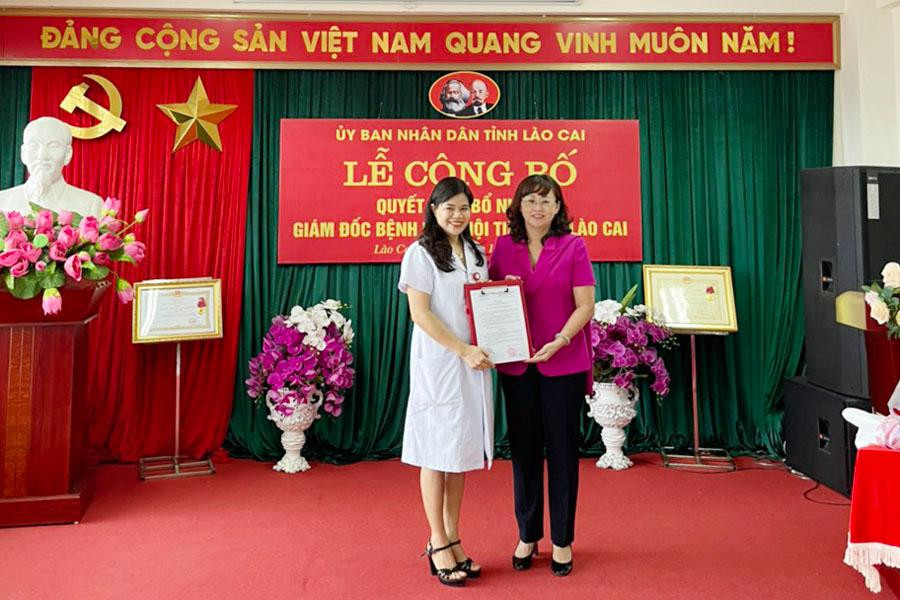 Trao quyết định bổ nhiệm chức vụ Giám đốc Bệnh viện Nội tiết tỉnh Lào Cai cho bà Vũ Thị Nguyệt. Ảnh: Cổng TTĐT Lào Cai. Trao quyết định bổ nhiệm chức vụ Giám đốc Bệnh viện Nội tiết tỉnh Lào Cai cho bà Vũ Thị Nguyệt. Ảnh: Cổng TTĐT Lào Cai.