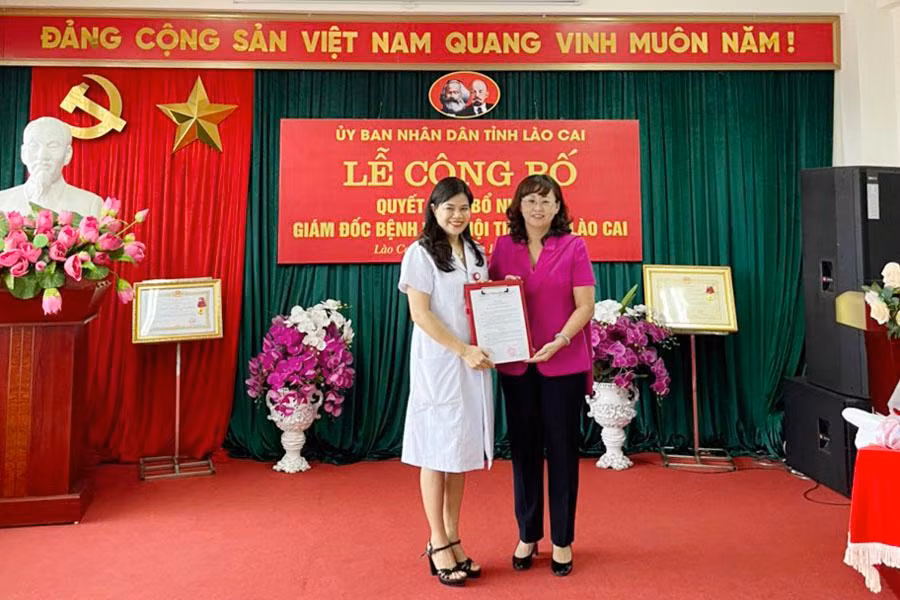 Trao quyết định bổ nhiệm chức vụ Giám đốc Bệnh viện Nội tiết tỉnh Lào Cai cho bà Vũ Thị Nguyệt. Ảnh: Cổng TTĐT Lào Cai.