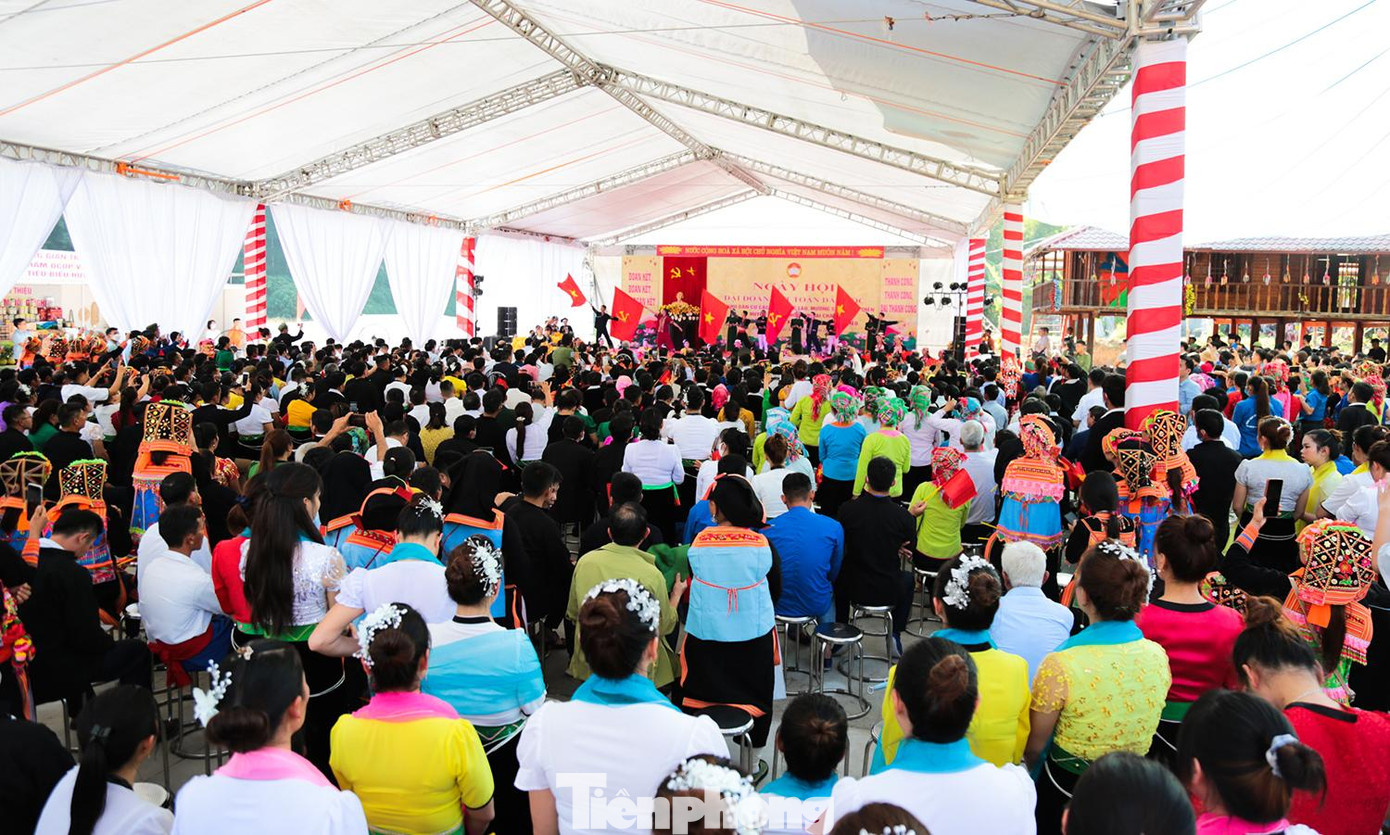 Nhân dịp kỷ niệm 92 năm Ngày thành lập Mặt trận tổ quốc Việt Nam (ngày 18/11/1930 - 18/11/2022), nhân dân các xã Khổng Lào - Mường So - Hoang Thèn long trọng tổ chức Ngày hội Đại đoàn kết toàn dân tộc nhằm ôn lại truyền thống vẻ vang của Mặt trận tổ quốc Việt Nam, biểu dương các hộ gia đình tiêu biểu và phát động, ủng hộ các hộ nghèo.