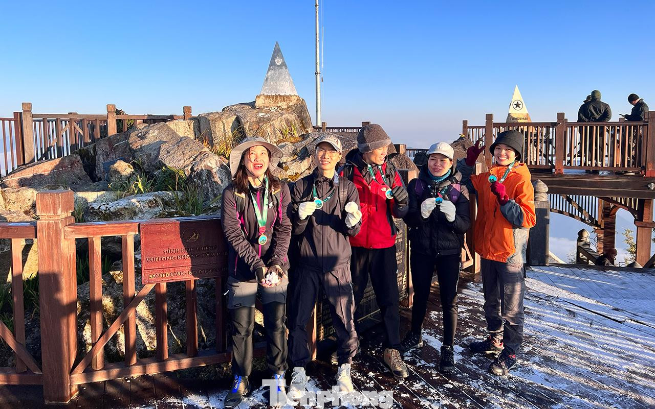Những du khách may mắn được check in khung cảnh "băng giá" xuất hiện trên đỉnh Fansipan.