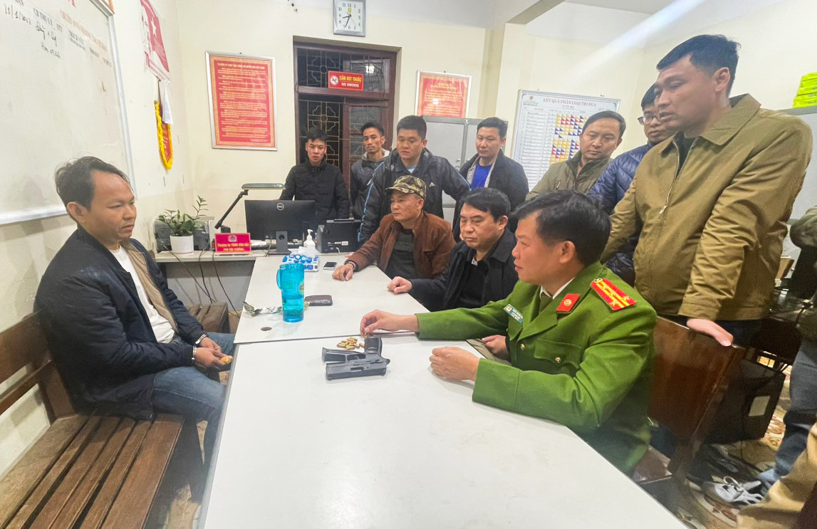 Đại tá Trần Thanh Sơn, Phó giám đốc, Thủ trưởng cơ quan CSĐT Công an tỉnh tiến hành lấy lời khai đối tượng Nguyễn Văn Long. Đại tá Trần Thanh Sơn, Phó giám đốc, Thủ trưởng cơ quan CSĐT Công an tỉnh tiến hành lấy lời khai đối tượng Nguyễn Văn Long.