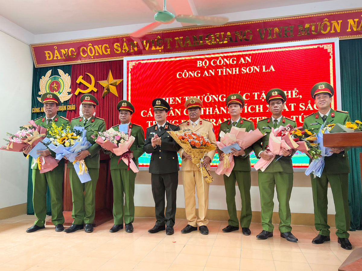 Giám đốc Công an tỉnh Sơn La thưởng nóng các đơn vị tham gia đấu tranh Chuyên án. Ảnh: Cao Thiên. Giám đốc Công an tỉnh Sơn La thưởng nóng các đơn vị tham gia đấu tranh Chuyên án. Ảnh: Cao Thiên.