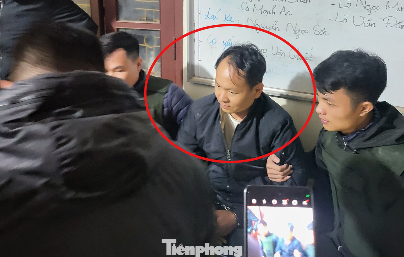 Đối tượng Nguyễn Văn Long (khoanh đỏ) bị bắt giữ. Đối tượng Nguyễn Văn Long (khoanh đỏ) bị bắt giữ.