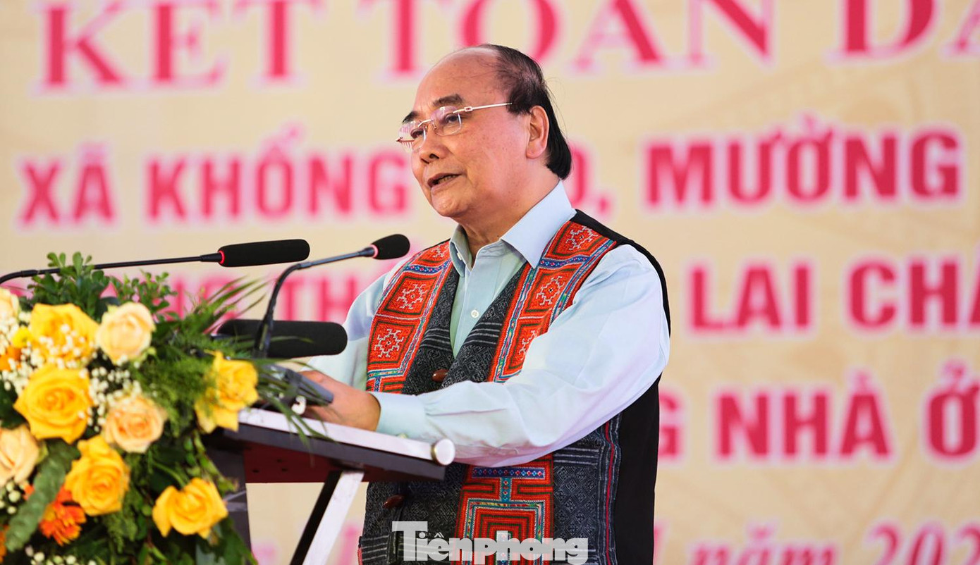 Chủ tịch nước Nguyễn Xuân Phúc vui mừng, xúc động thấy không khí tưng bừng, háo hức từ trẻ đến già, các cụ, các ông, bà, anh, chị và các cháu với khuôn mặt rạng ngời, cờ hoa rực rỡ đón chào ngày hội Đại đoàn kết toàn dân tộc tại liên khu dân cư 3 xã Khổng Lào - Mường So - Hoang Thèn.