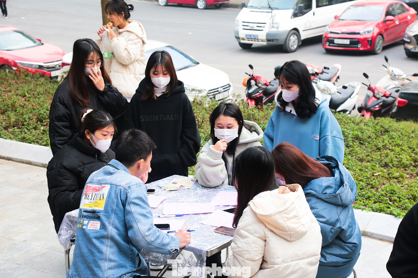 Bên cạnh lực lượng sinh viên nòng cốt, có khoảng 100 đoàn viên thanh niên thuộc lực lượng công an và công ty Apatit Việt Nam tham gia hiến máu trong sáng 26/12. Bên cạnh lực lượng sinh viên nòng cốt, có khoảng 100 đoàn viên thanh niên thuộc lực lượng công an và công ty Apatit Việt Nam tham gia hiến máu trong sáng 26/12.