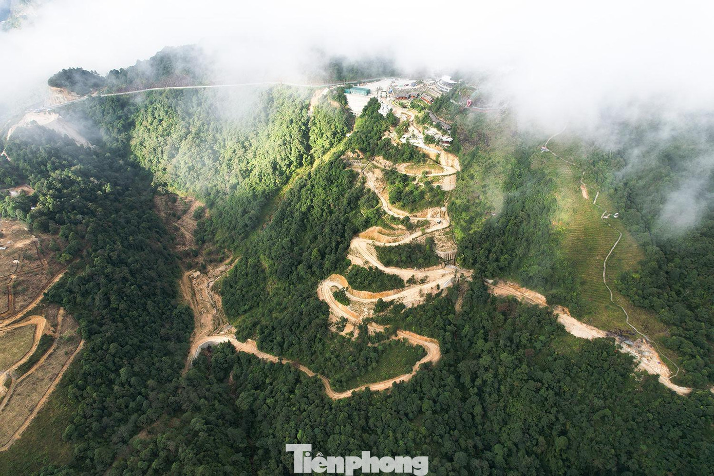 Giai đoạn một của dự án hoàn thành và vận hành từ năm 2019 với các công trình khách sạn 3 tầng, khu nhà hàng đỉnh đèo, café cùng các hạng mục phụ trợ. Bắt đầu từ tháng 4/2022, công ty Pusamcap Lai Châu triển khai giai đoạn hai xây dựng các căn Bungalow nghỉ dưỡng và các hạng mục phụ trợ phục vụ khách du lịch tham quan và vui chơi giải trí. Theo lãnh đạo Sở Tài Nguyên Môi trường tỉnh Lai Châu, việc triển khai xây dựng các công trình này được giấy phép xây dựng.