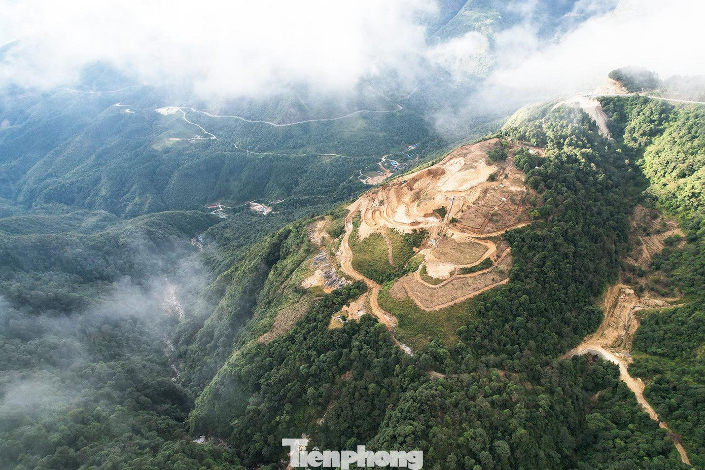 Ngày 23/10, đoàn kiểm tra gồm Hạt kiểm lâm, Phòng Tài nguyên Môi trường huyện Tam Đường và đại diện xã Sơn Bình đã có mặt tại thực địa nơi các mảng rừng đang bị tàn phá.