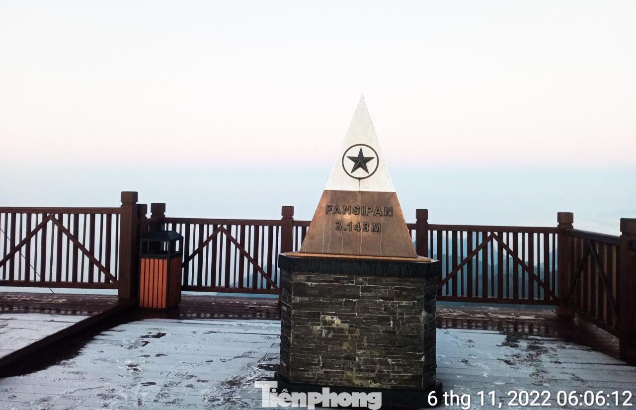 Đỉnh Fansipan có độ cao 3.143m so với mực nước biển. Nhiệt độ tại đây thường chênh lệch khá nhiều so với khu vực trung tâm Sa Pa và vùng thấp Lào Cai.