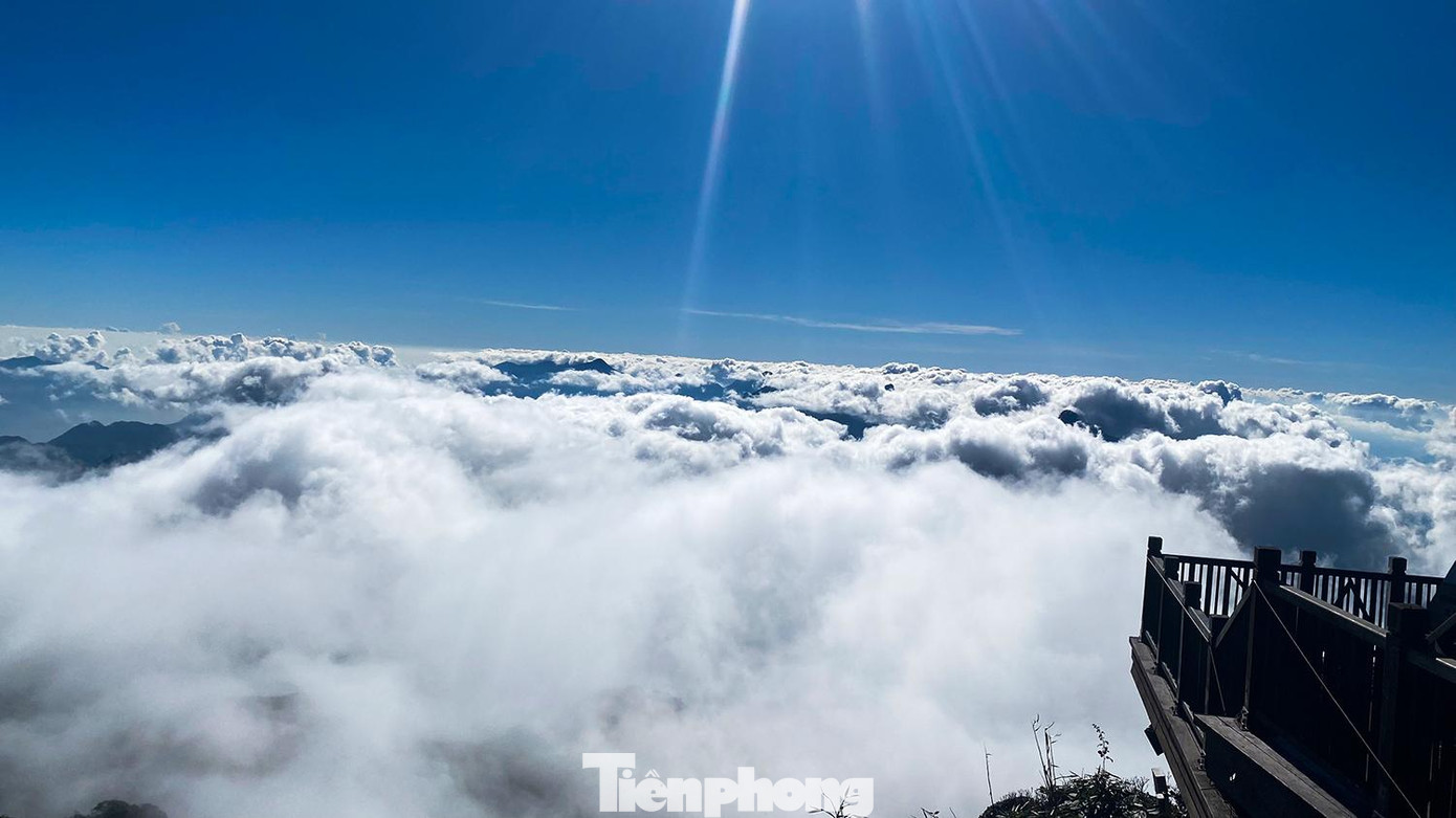 Theo các nhân viên của khu du lịch, hình thái thời tiết này khá bình thường, giống các năm trước. Thường sẽ có đợt nắng ráo trước khi trời chuyển lạnh, rét đậm, thậm chí có băng tuyết. Theo các nhân viên của khu du lịch, hình thái thời tiết này khá bình thường, giống các năm trước. Thường sẽ có đợt nắng ráo trước khi trời chuyển lạnh, rét đậm, thậm chí có băng tuyết.