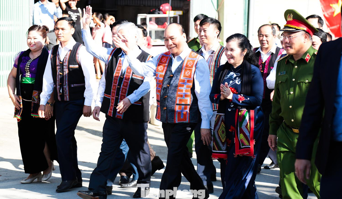 Chiều nay (11/11), Chủ tịch nước Nguyễn Xuân Phúc cùng lãnh đạo một số bộ, ngành và địa phương đã cùng tham dự Ngày hội Đại đoàn kết toàn dân tộc tại liên khu dân cư các xã Khổng Lào - Mường So - Hoang Thèn (huyện Phong Thổ, tỉnh Lai Châu).