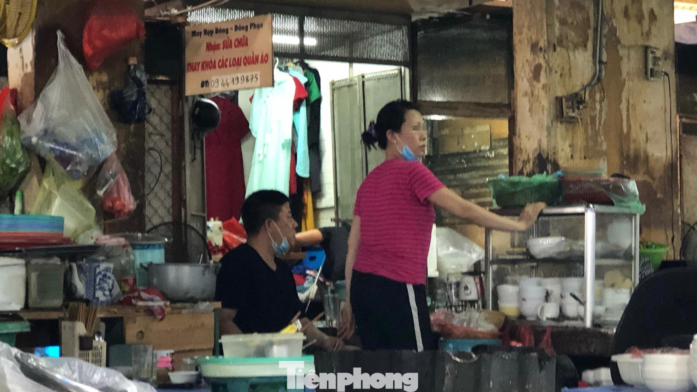 Chị Đào Thị Thúy (30 tuổi, Ba Đình, Hà Nội) cho biết: “Tôi vào chợ thì vẫn thấy một số người không đeo khẩu trang nên cảm thấy rất lo sợ, vì chỉ cần một cá nhân mang mầm bệnh có mặt tại khu chợ mà lại nhiều người không đeo khẩu trang thì rất có thể sẽ dẫn đến những hậu quả khôn lường”.