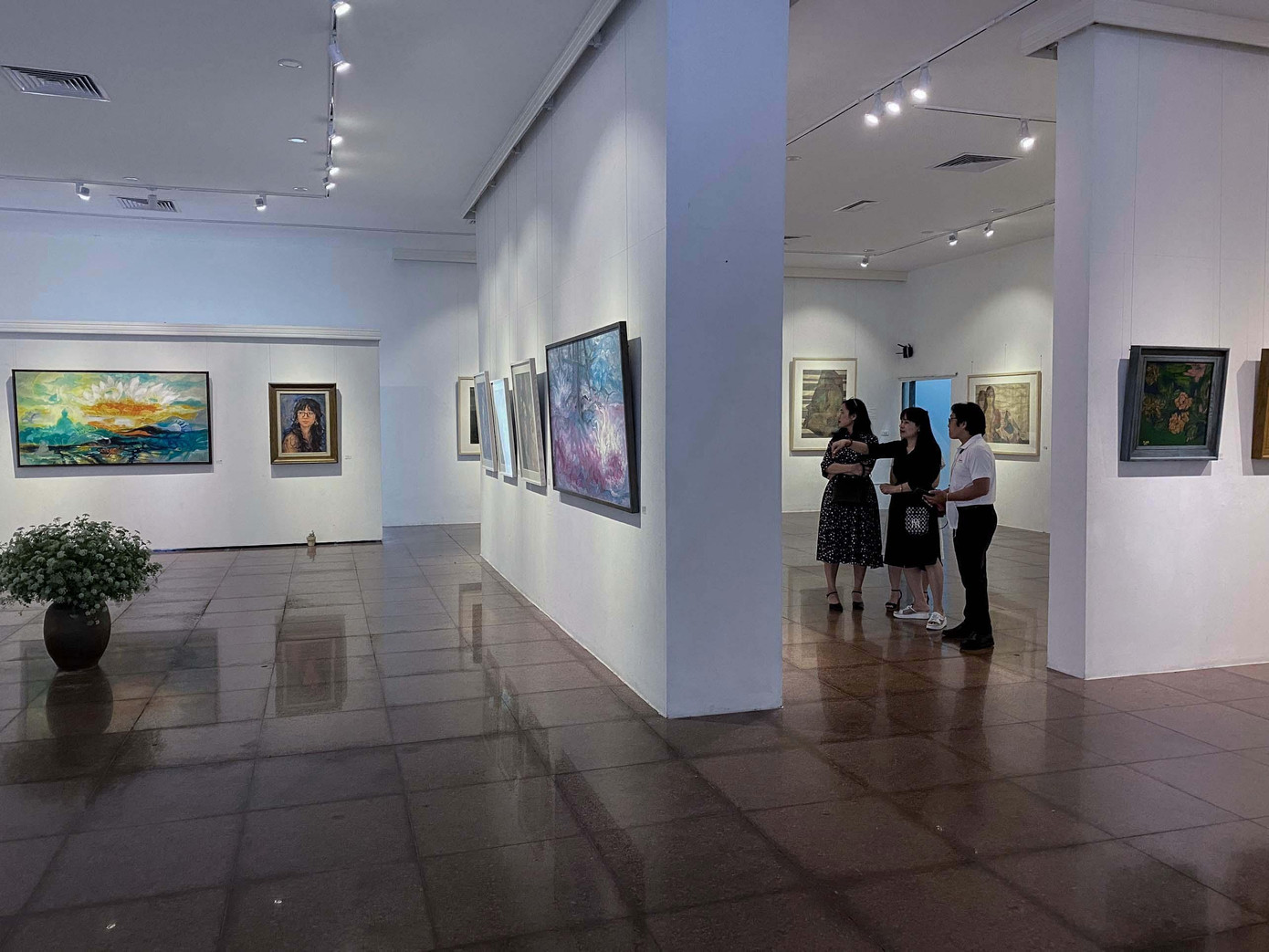 Triển lãm tranh của 5 nữ họa sĩ nhóm LACAMEO