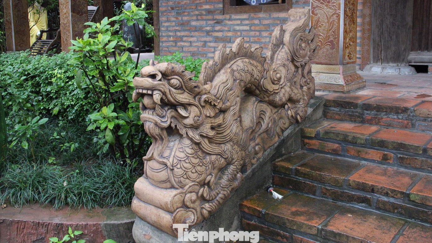 Tượng rồng thời Lê được làm bằng gốm sứ ngay trước cửa nhà thờ Tổ.