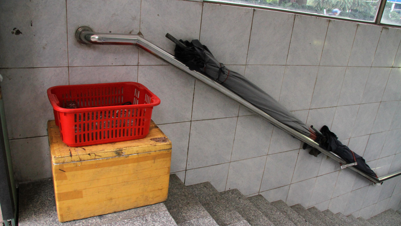 Bình nước, cốc chén, ghế, ô,… được khóa cẩn thận, chắc chăn với lan can.