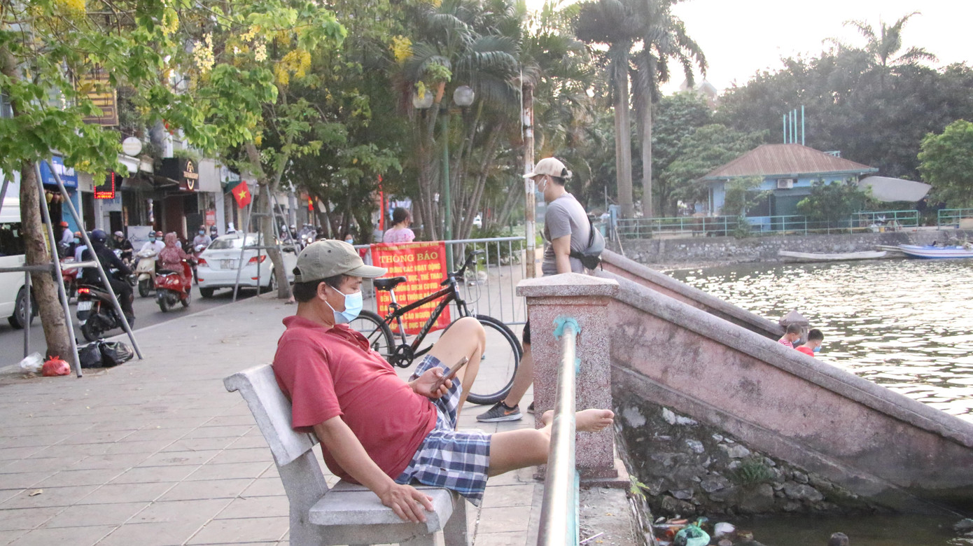 Ven hồ Tây là những nơi thường được người dân đạp xe, tập thể dục.