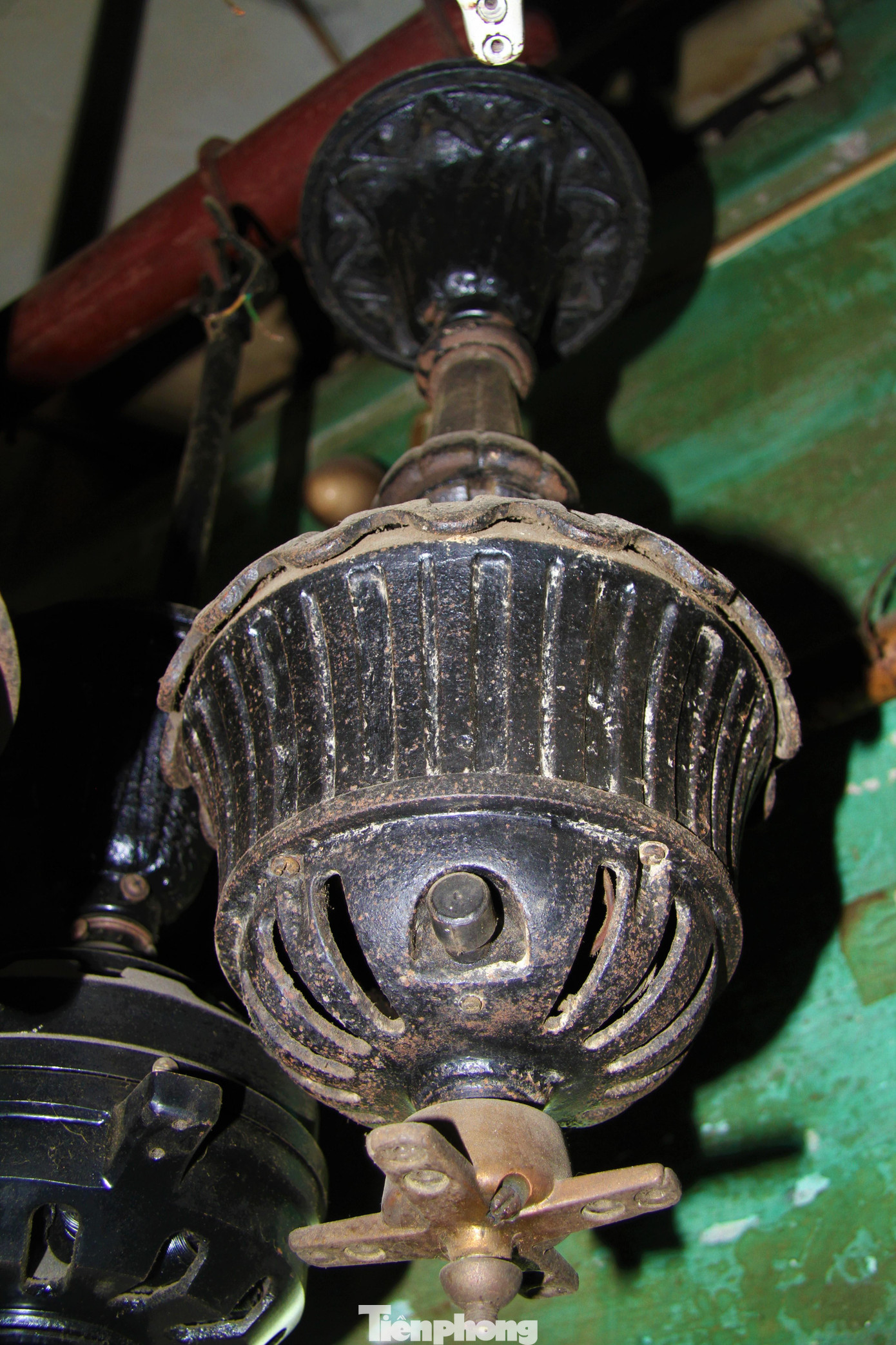 "Ít ai biết chiếc quạt này gần như là đời đầu, khi bắt đầu xuất hiện điện thì và chế tạo ra quạt thì đây là dòng đầu tiên" anh Ngọc hào hứng chia sẻ.