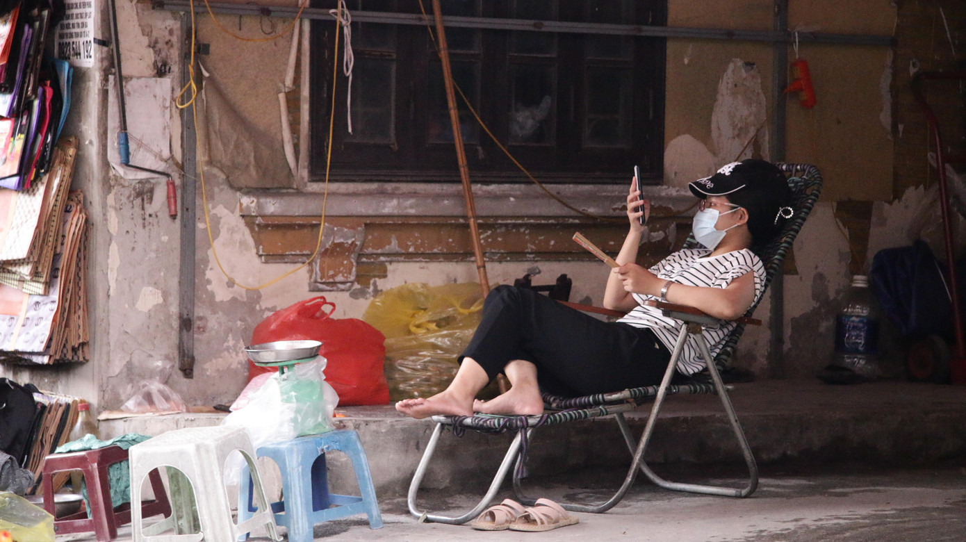 Trong khi đó, nhiều chủ cửa hàng kinh doanh thời trang cũng chọn phương án trả mặt bằng kinh doanh và chuyển qua bán online. Cô Nguyễn Thị Huệ - chủ của hàng thời trang trên đường Kim Mã chia sẻ: “Trước không có dịch, tôi vừa mở cửa hàng vừa bán online để tăng lượng khách, doanh thu. Hiện tôi tạm thời đóng cửa hàng vì không kham nổi các chi phí. Tuy bán online lượng khách có giảm, nhưng vẫn đảm bảo nguồn thu”.