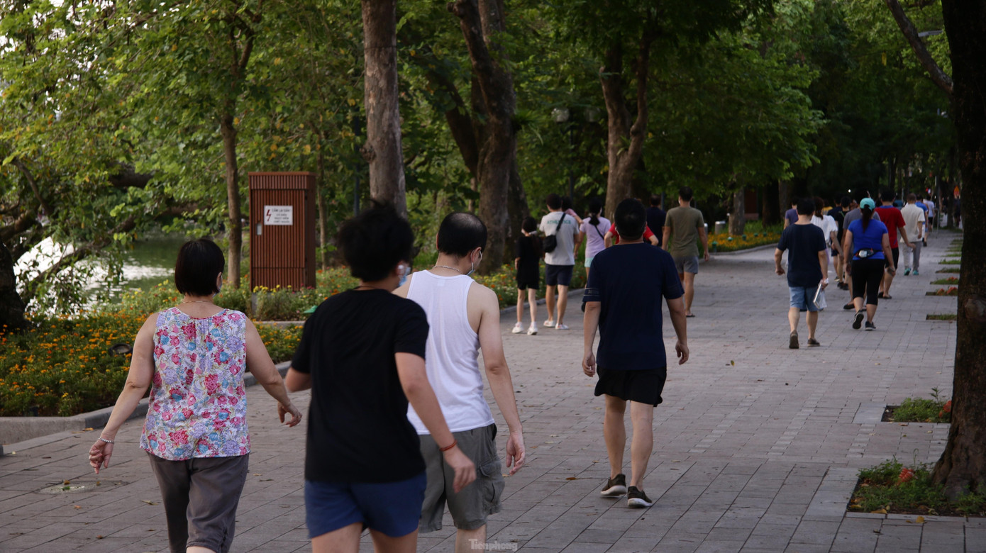 Người dân tập trung thành nhóm khiến nhiều người tưởng như đang có "trường đua" marathon mỗi chiều tối.