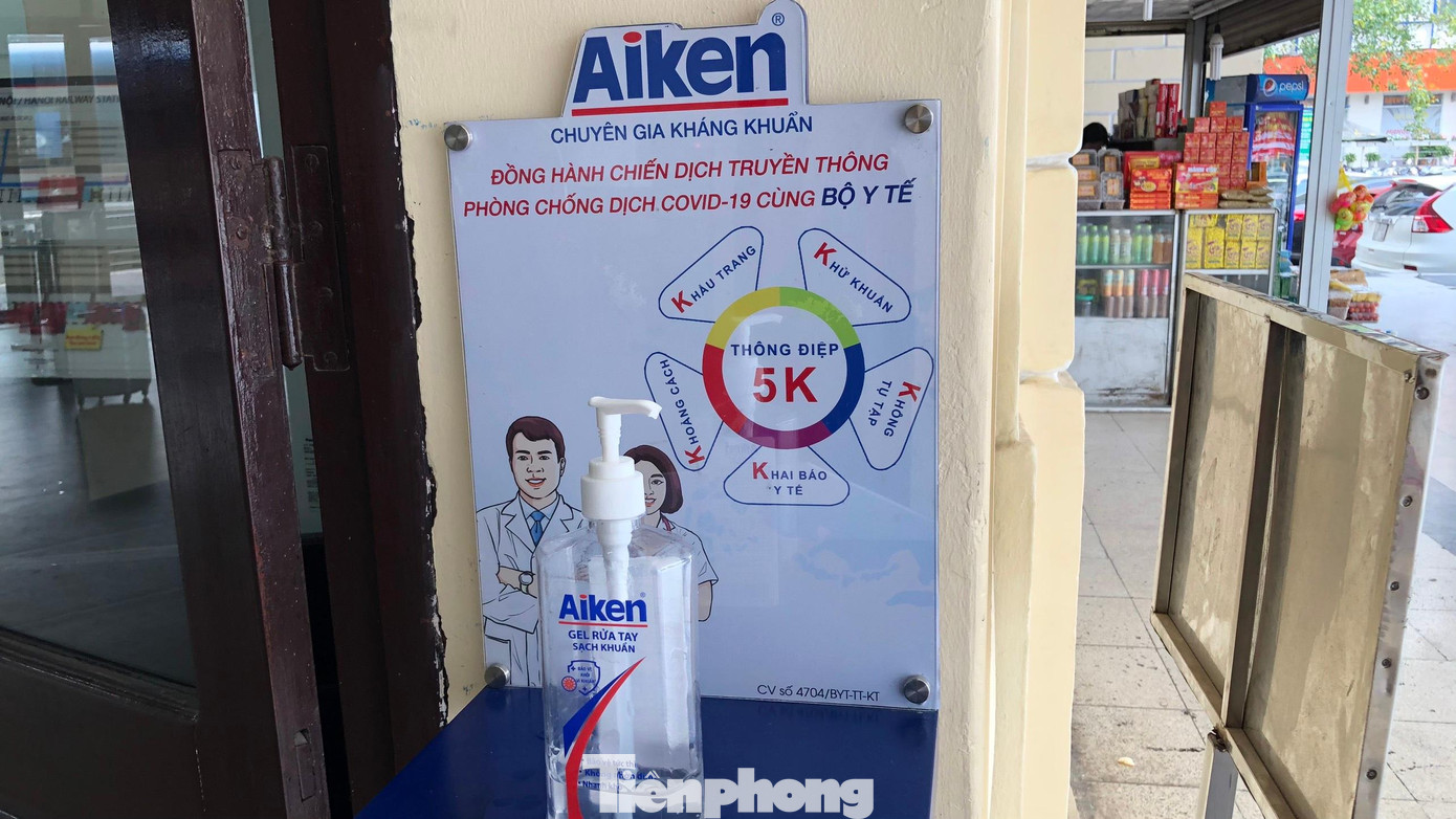 Nước sát khuẩn được bố trí tại nhiều nơi từ phòng bán vé, cổng kiểm soát, phòng chờ.