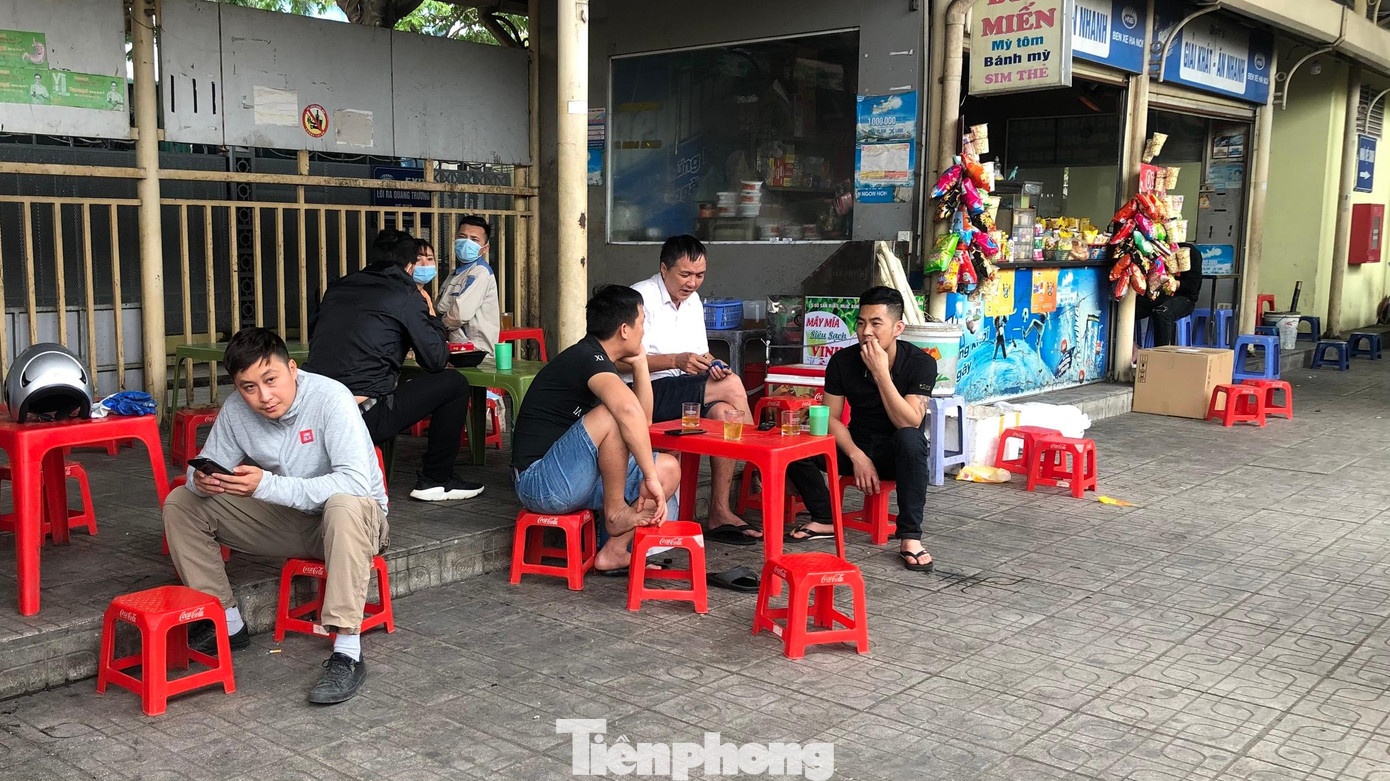 Dịch COVID-19 đang diễn biến phức tạp, thế nhưng nhiều người "quên" đeo khẩu trang phòng dịch nơi công cộng theo khuyến cáo của Bộ Y tế.