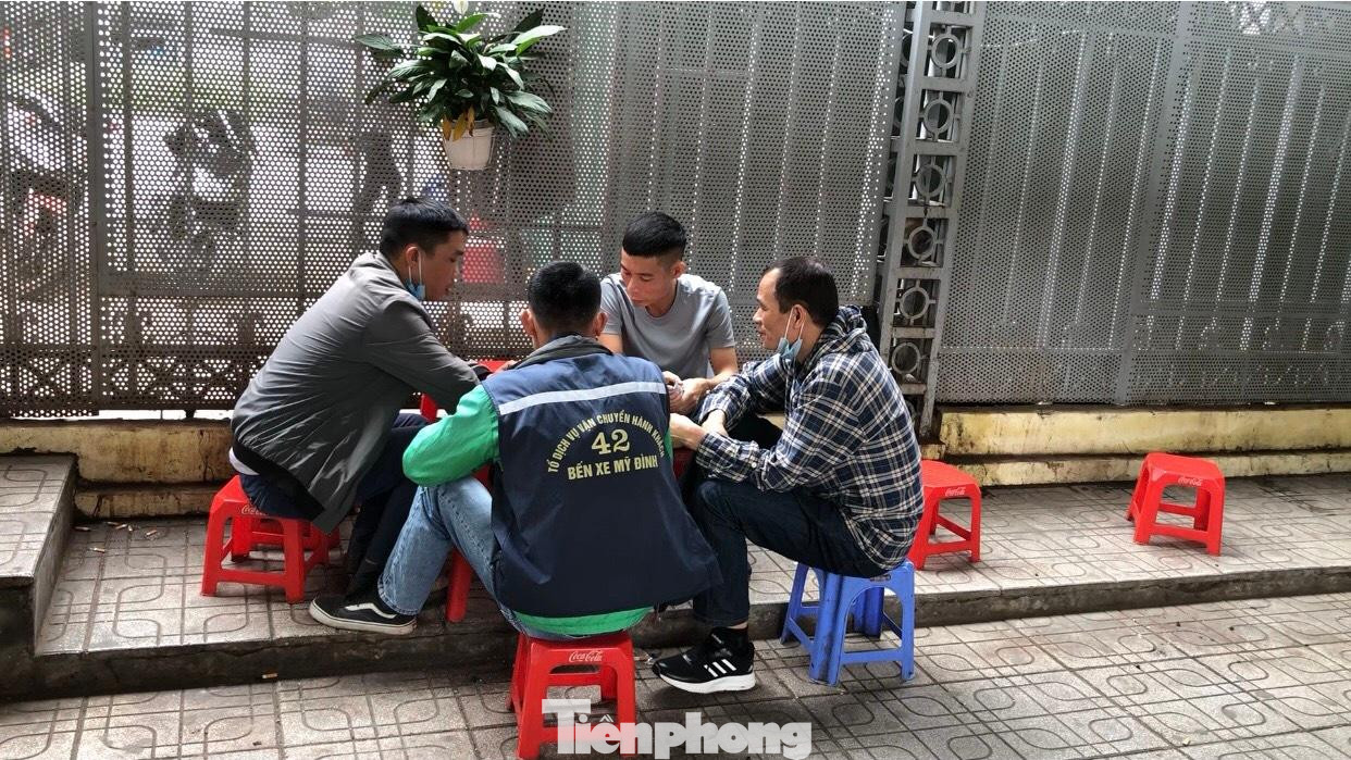 Hệ thống phát thanh nhắc nhở song nhiều người không chấp hành, họ ngồi sát nhau trò chuyện, không đeo khẩu trang.