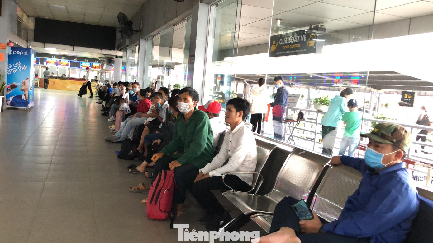 Người dân bắt đầu đổ về bến xe tại Hà Nội như: Mỹ Đình, Giáp Bát, Nước Ngầm, nhà ga Hà Nội để bắt đầu kỳ nghỉ lễ.