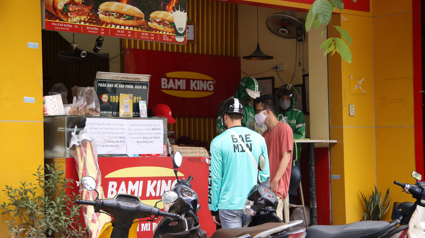Một shipper cho biết, ngày thường đơn giao đồ ăn chỉ khoảng 10 đơn, tuy nhiên kể từ khi dịch bùng phát trở lại trong gần 2 tuần qua, số lượng đơn hàng tăng gấp đôi, có ngày lên tới 25 - 30 đơn. Chủ yếu là đơn hàng đồ ăn tập trung vào buổi trưa và buổi sáng.