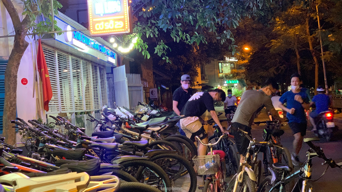 Tại khu vực xung quanh hồ Tây có nhiều địa điểm cho thuê xe đạp với mức giá từ 40.000 đồng – 50.000 đồng/3 giờ tùy thuộc vào ngày thường hay cuối tuần.