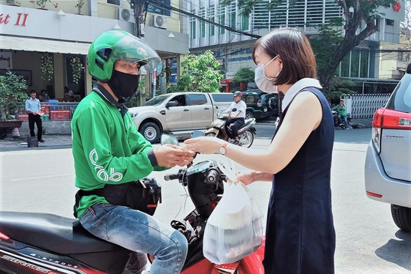 Chị Phạm Thị Xuân, nhân viên Ngân hàng ACB cho biết: “Bình thường chị đã rất hay sử dụng dịch vụ giao hàng, giao thức ăn rất nhiều. Những ngày dịch COVID-19 xảy ra, hạn chế tụ tập đông người nên chị sử dụng dịch vụ giao hàng nhiều hơn.”