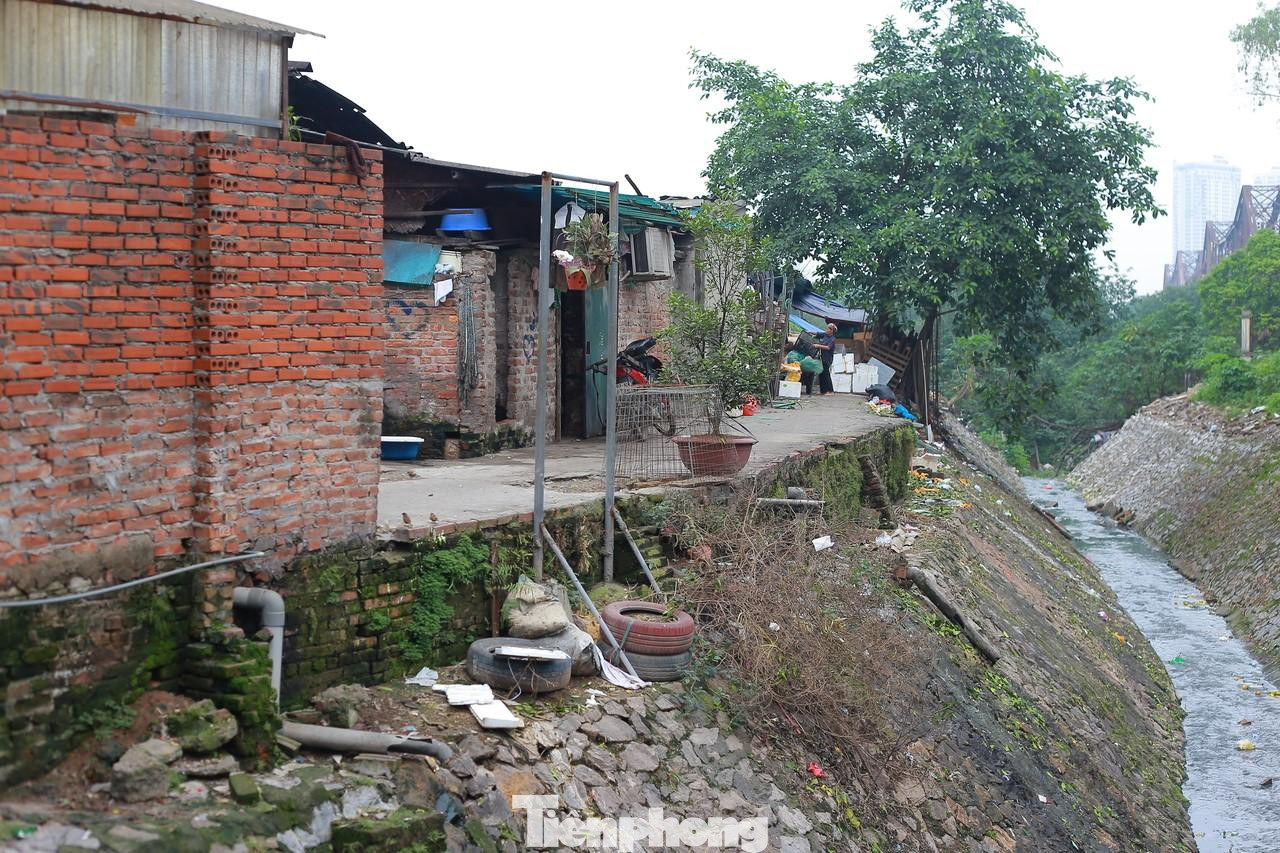 Càng về trưa nắng càng hất vào những mái nhà được quây kín xung quanh bốn bức tường làm bằng tấm tôn và tấm lợp xi măng. Bước vào trong phòng cảm nhận rõ cái nóng ngột ngạt, hơi nóng phả ra từ những tấm tôn nóng bỏng. Phần mái và tường căn phòng trọ được làm chủ yếu bằng tôn và các tấm gỗ ép mỏng.