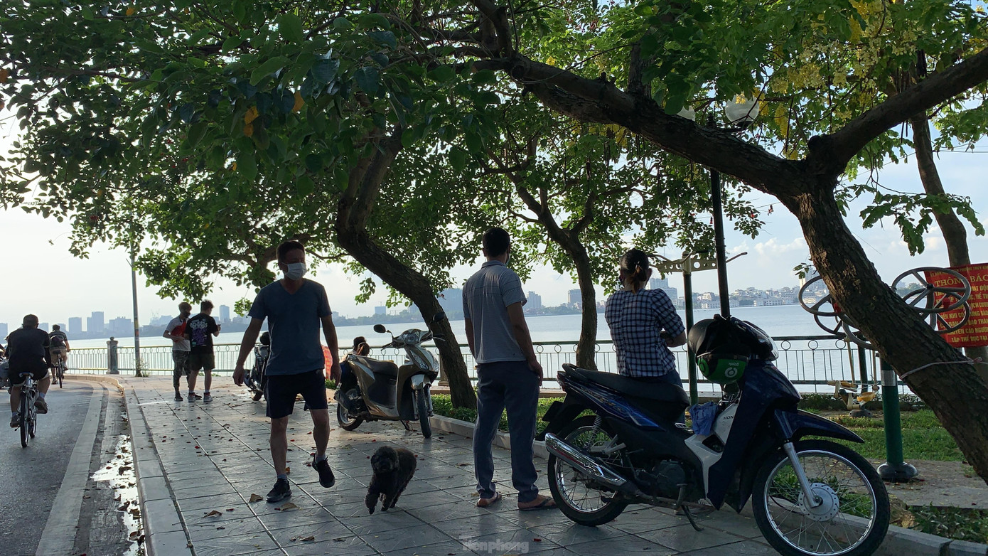Nhiều người viện lý do thời tiết Hà Nội nắng nóng mà ở trong nhà cả ngày lại ngột ngạt, bí bách nên tranh thủ một chút lúc sáng sớm hoặc buổi chiều tối ra công viên đi dạo cho thoáng...