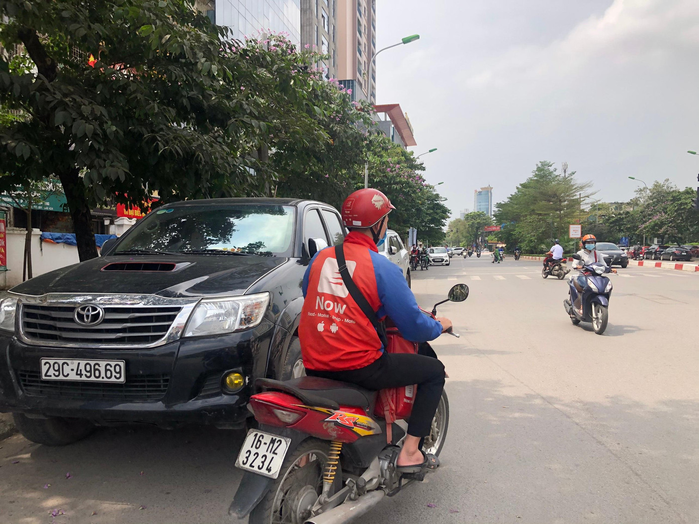 Anh Sơn chia sẻ: “Thu nhập của các shipper cộng tác với ứng dụng như Grab, Now hay là Beamin phụ thuộc vào từng chuyến đi. Grab tính trên quãng đường di chuyển, đơn hàng online sẽ có mức tính là 7.000 đồng/km và phải trả chi phí cho Grab là 20%, phần còn lại là thu nhập của shipper. Như vậy mỗi đơn hàng giao thành công tài xế sẽ nhận được khoản thù lao khoảng 12.000 - 25.000 đồng tùy khoảng cách, những ngày này nếu chăm chỉ chạy chở khách thêm ngoài giao đồ, một tài xế có thể có thu nhập từ 800.000 - 1.000.000 đồng.”