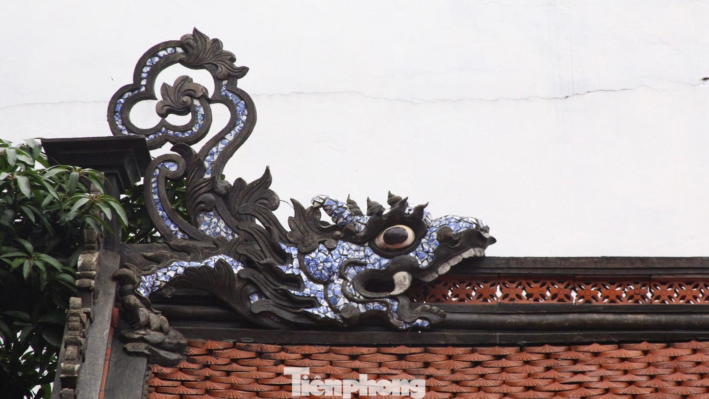 Ở chùa Tiêu Dao, từ đầu đao mái chùa, đến hoành phi câu đối, bàn thờ, tượng pháp cho tới các cột trang trí bên ngoài đều được làm bằng gốm sứ Bát Tràng.