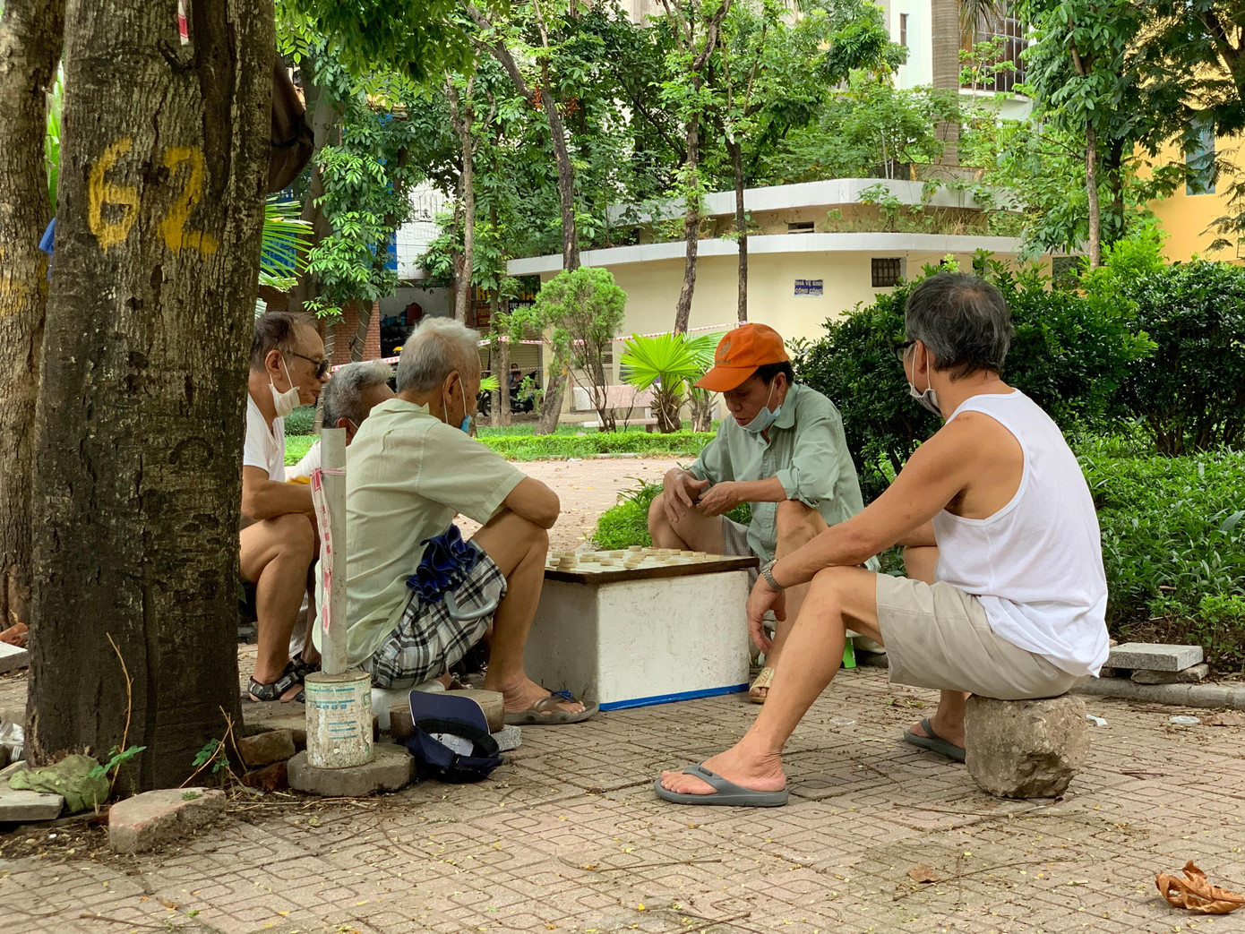 Tại công viên Lê Nin vào mỗi buổi chiều cũng có rất đông người tập trung ở đây. Một nhóm người còn tụ tập đánh cờ.