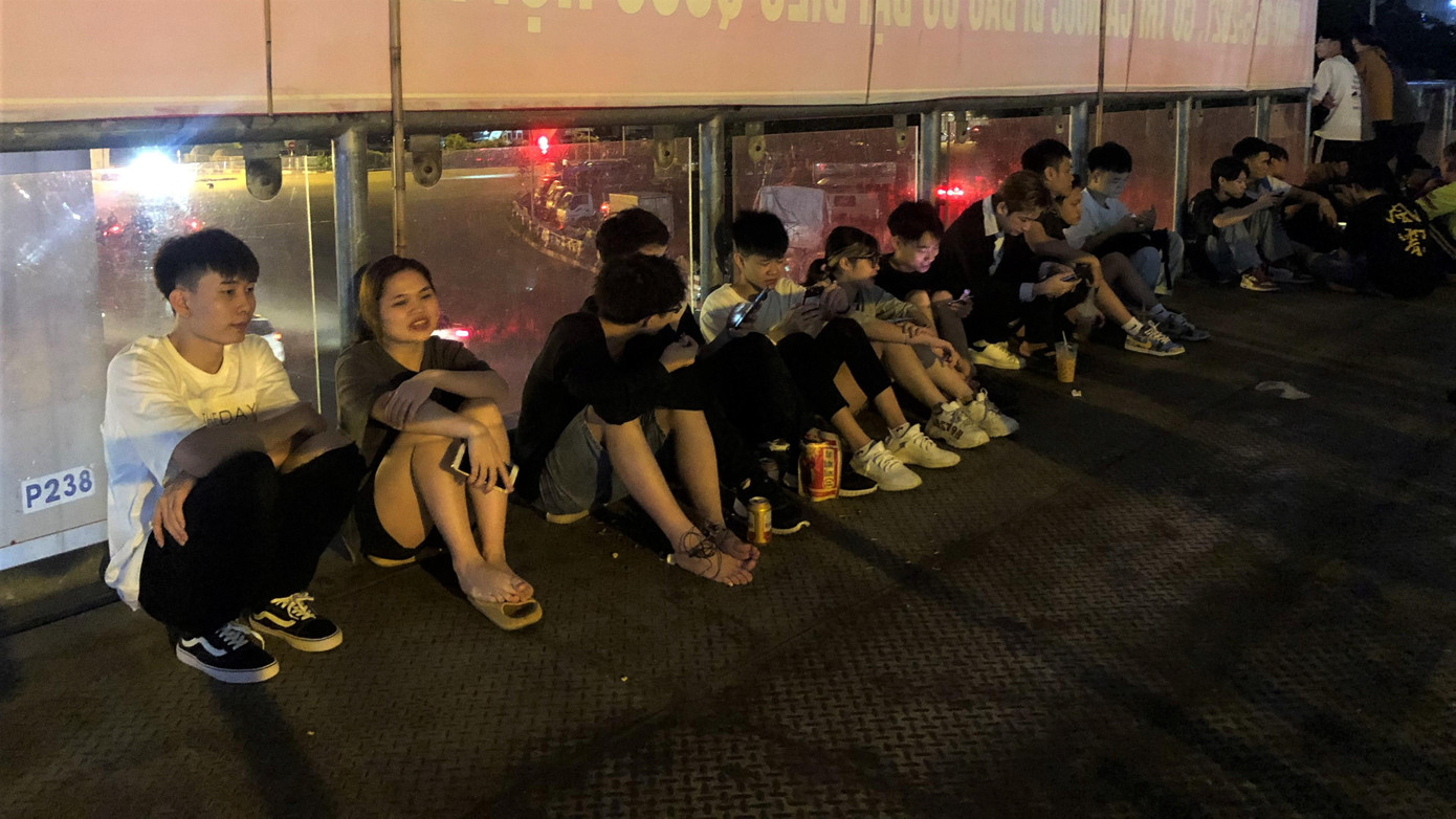 Ban ngày những chiếc hầm, cầu đi bộ không có nhiều người sử dụng, có thời điểm chỉ lác đác một vài người. Nhưng khi màn đêm buông xuống, dưới chân cầu, trên mặt cầu trở thành nơi buôn bán trà đá, hẹn hò của giới trẻ.