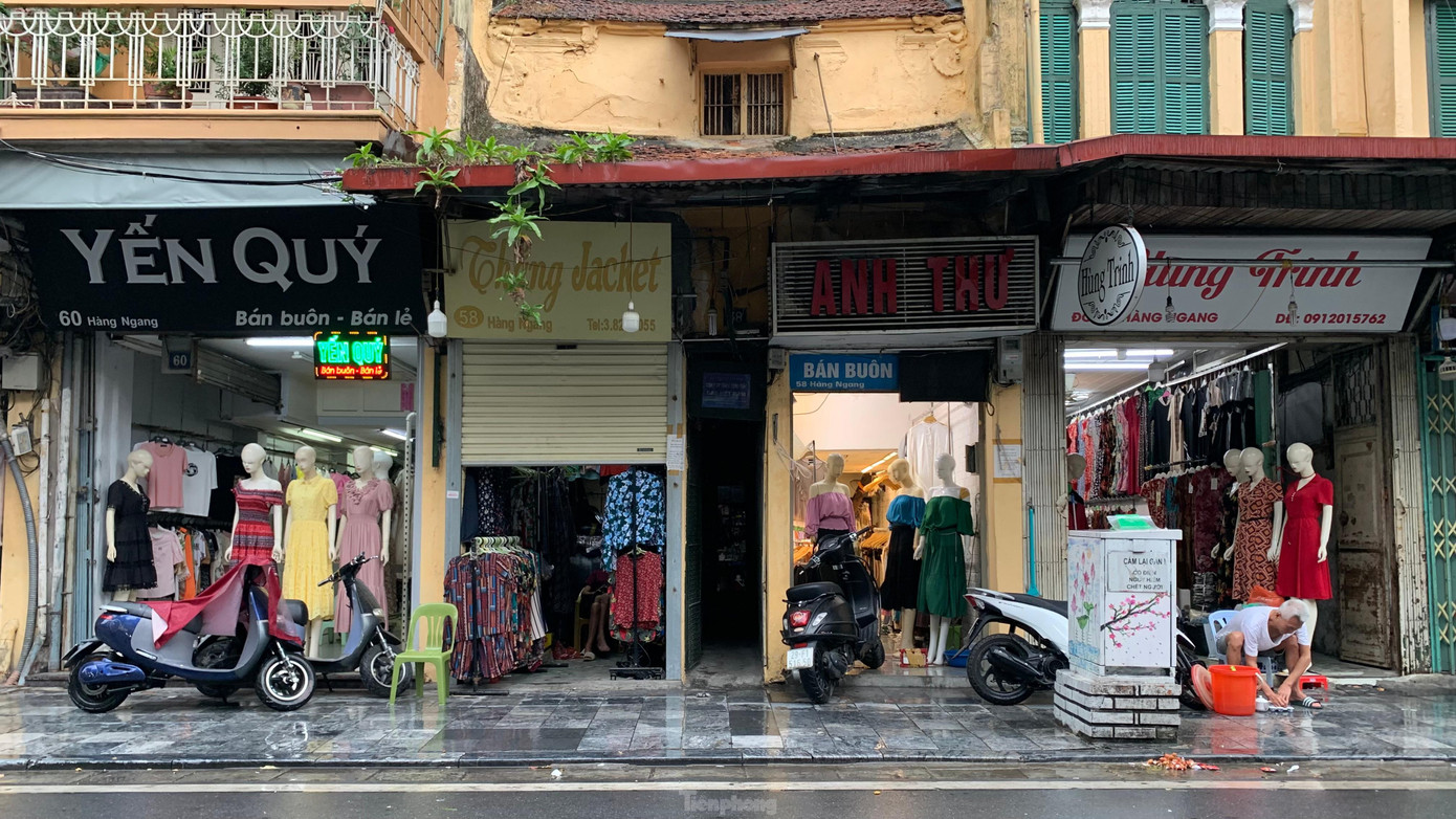 Vừa trở lại kinh doanh không được bao lâu, dịch Covid-19 tái bùng phát với nhiều diễn biến phức tạp khiến các hộ kinh doanh tại Hà Nội một lần lâm vào tình trạng khó khăn.