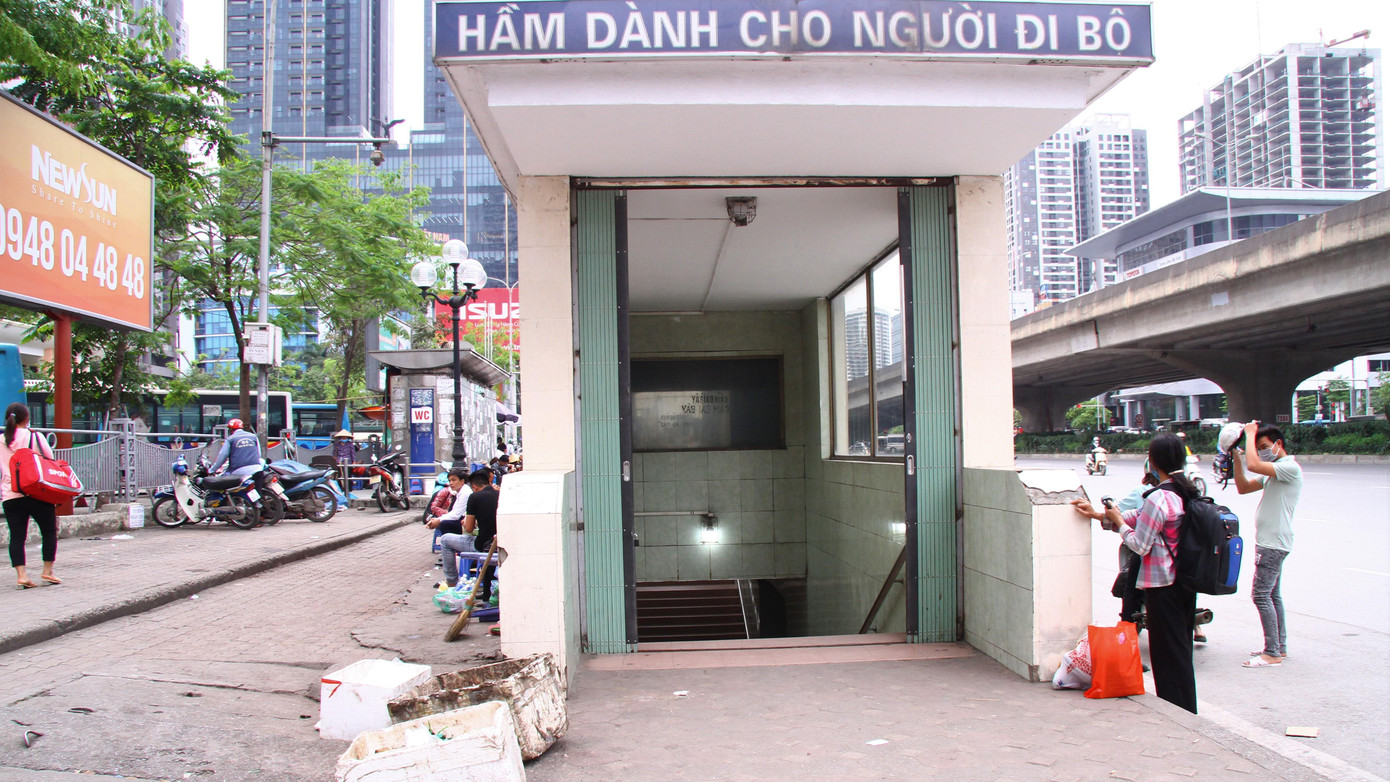 Cũng rơi vào cảnh tương tự, những chiếc hầm dành cho người đi bộ tại các khu vực đường Phạm Văn Đồng, Đường Phạm Hùng,… cũng thưa thớt người sử dụng, số lượng người đi qua hàm chỉ đếm trên đầu ngón tay.