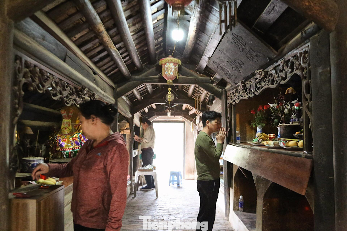 Đi qua hai gian là tới gian giữa của cầu, đây là gian thờ “Thần Linh”, gian giữa cao, thấp dần ra hai đầu hồi.