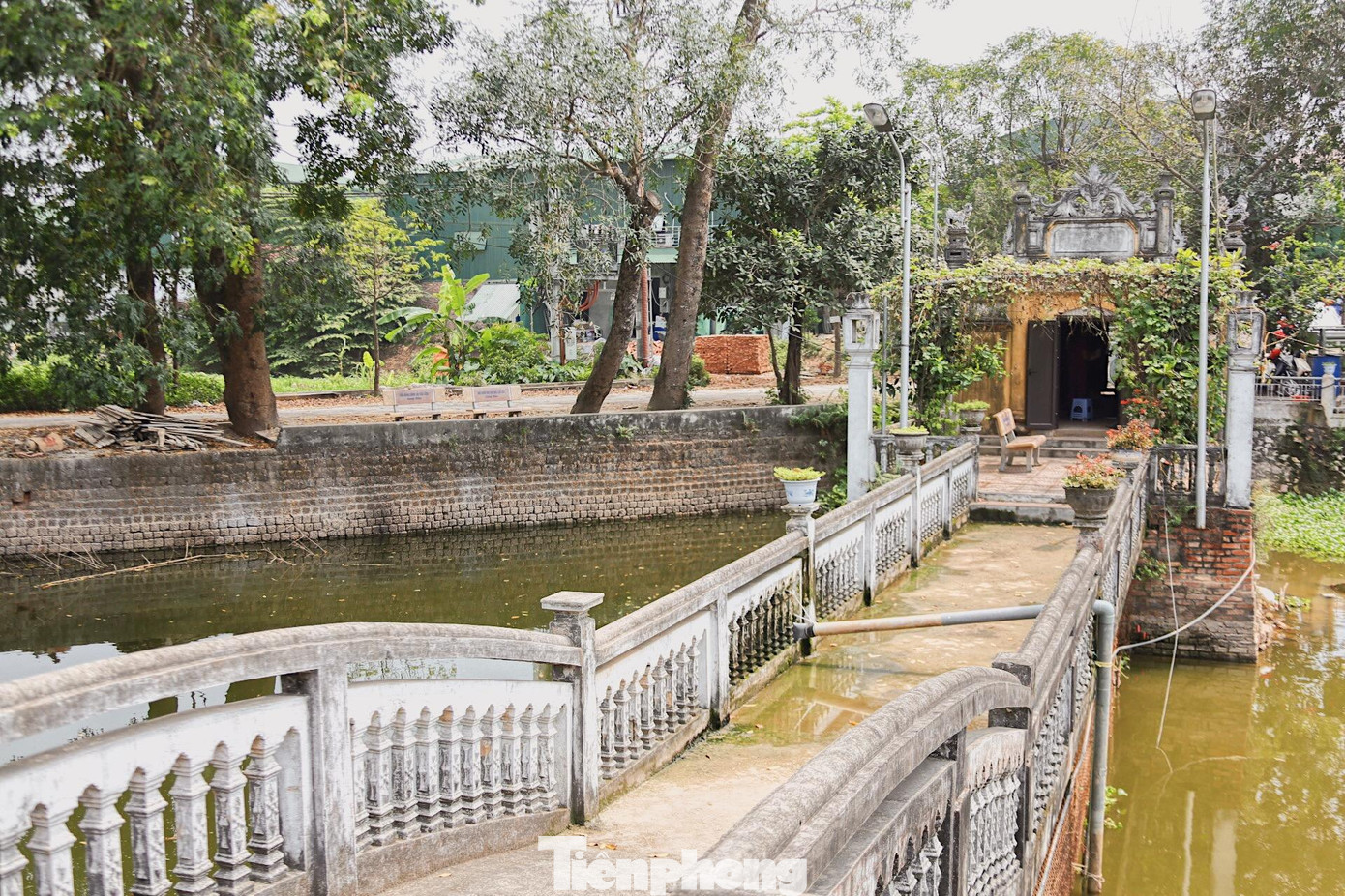 Sở dĩ cầu có tên gọi độc lạ bởi hình dáng độc đáo, tựa như một chiếc thuyền nan úp ngược.