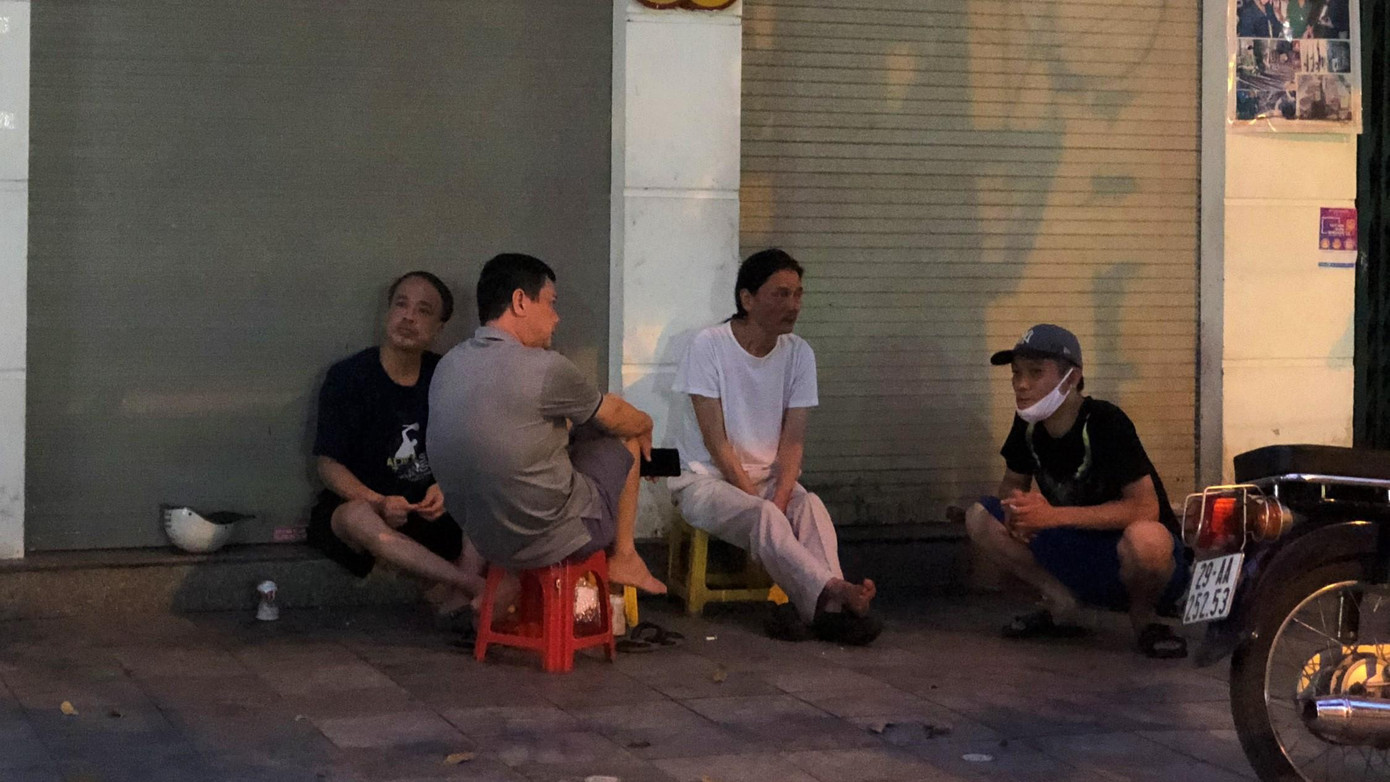 Nhiều người vẫn còn mang tâm lý chủ quan đối với việc phòng chống COVID-19 khi thản nhiên ngồi trên vỉa hè uống trà đá mà không đảm bảo khoảng cách an toàn và không đeo khẩu trang.
