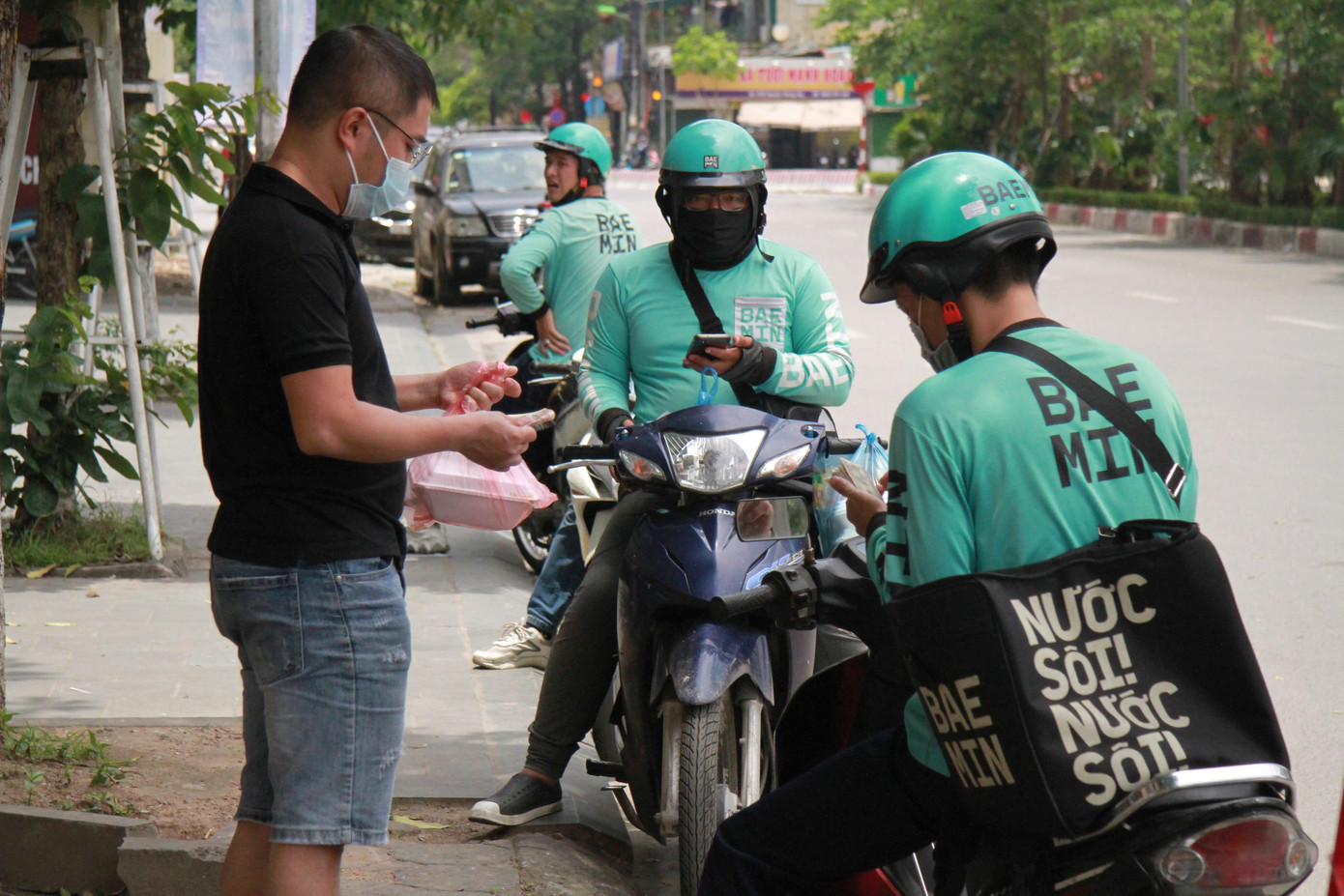 Khác với cảnh ngồi đợi đơn giao như trước, giờ đây đơn báo liên tục nhưng chị Trung không thể nhận vì đang bận ship và có quá nhiều đơn hàng chờ