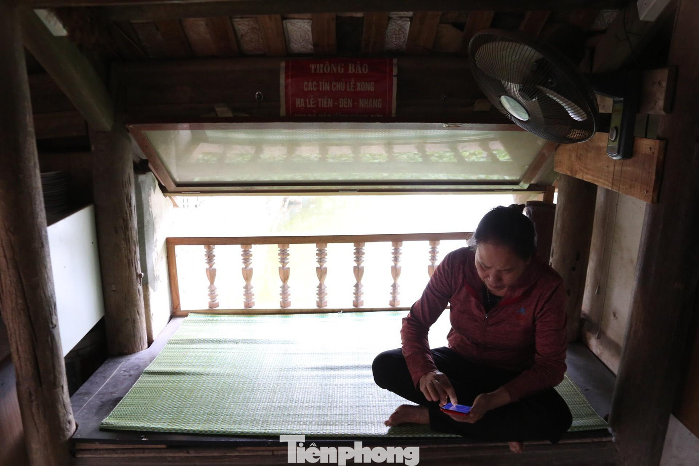 Hai gian bên làm sạp gỗ có thể làm chỗ nghỉ ngơi.