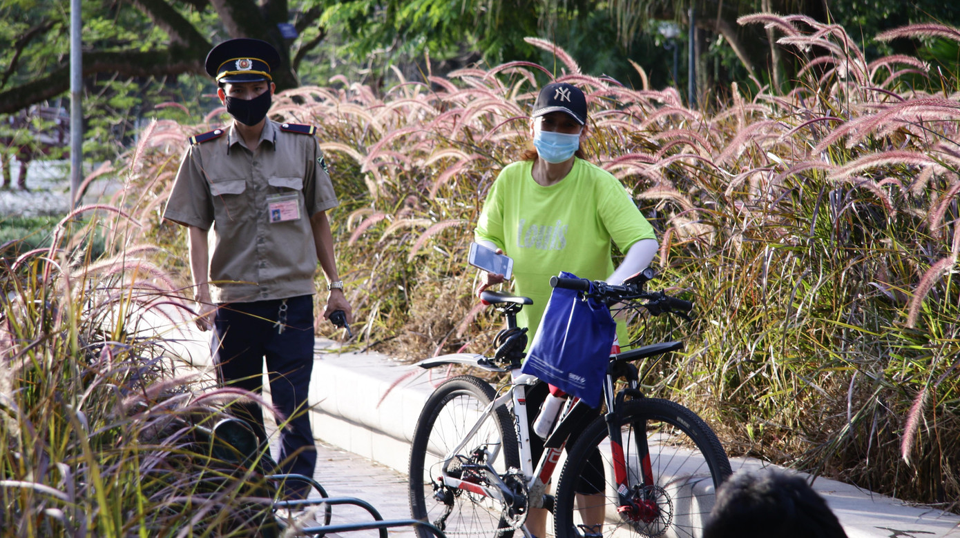Khi bị lực lượng chức năng nhắc nhở, người dân lại đi xuống lòng đường.