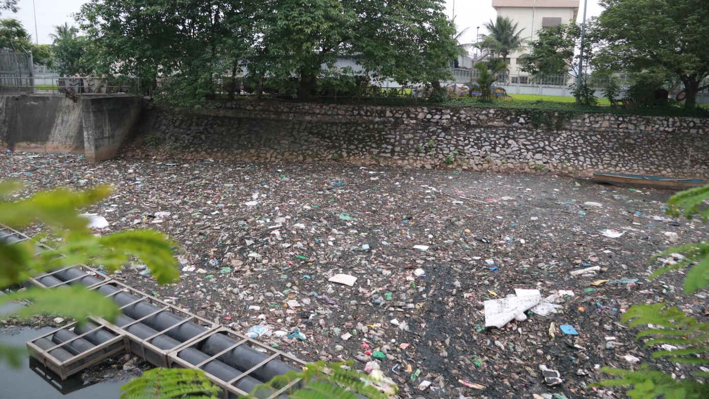 Cùng với các dự án thoát nước của thành phố, sông Kim Ngưu đã được kè hai bên bờ và thường xuyên cải tạo, nạo vét nhưng tình trạng ô nhiễm môi trường, nhất là nước và không khí vẫn tồn tại do nước thải từ các khu dân cư xung quanh đổ thẳng xuống sông, không qua xử lý. Những đoạn sông được ngăn lại để tập kết rác lâu ngày không được vớt lên đã kết lại đặc quánh. Tạo thành "tấm thảm rác khổng lồ" ngay giữa dòng sông Kim Ngưu.