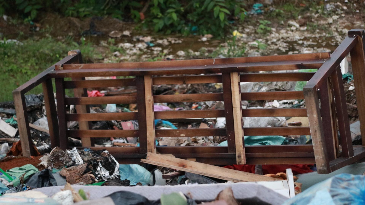 Chị Ngọc (38 tuổi, Phú Đô, Nam Từ Liêm) bức xúc chia sẻ thêm: “ Lúc mới đầu có tình trạng vứt rác như vậy thì cũng có người đến cắm biển “cấm đổ rác”, nhưng sau đó rác thì vẫn đổ thêm, mà biển cấm thì bị nhổ đi đâu mất. Trời mưa thì nước từ bãi rác chảy ra cả đường, còn mấy hôm trời nắng thì mùi hôi thối bốc lên, tôi đóng kín cửa ở trong nhà cũng không thở nổi vì quá hôi thối”.