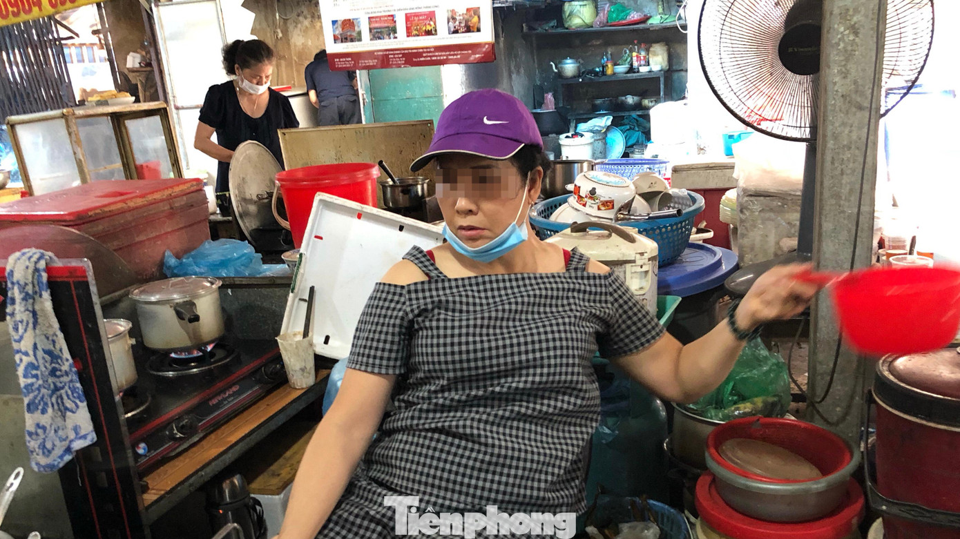 Nhiều người đeo khẩu trang còn để hở mũi và miệng, đeo để đối phó khi ban quản lý nhắc nhở.