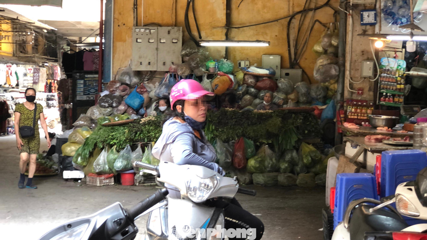 Không khó để bắt gặp nhiều người không đeo khẩu trang khi ra vào chợ.